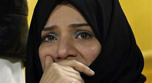مشجعة قطرية تبكي بعد خروج منتخب بلدها