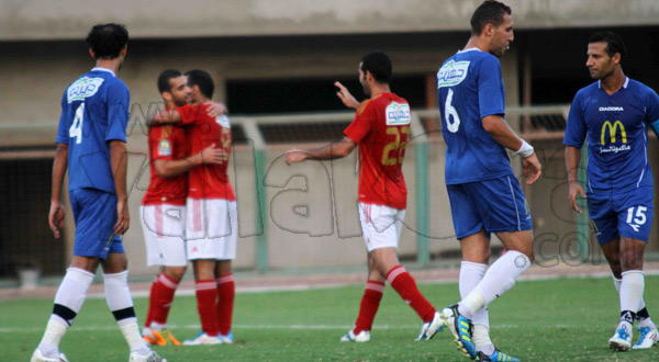 فرحة لاعبي الاهلي بالفوز في اللقاء