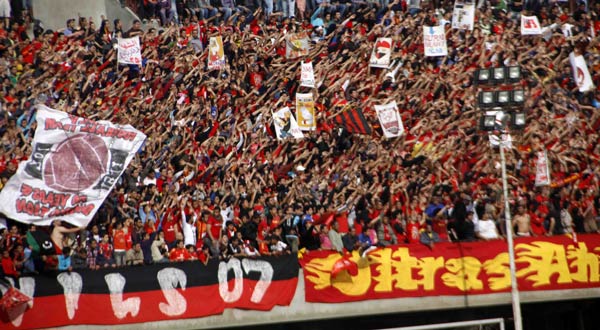 عاجل .. الاتحاد الافريقي يسمح بدقيقة حداد قبل انطلاق مباراة الاهلي Ahly-Fans-Makas-6006-3-2011-18-59-33