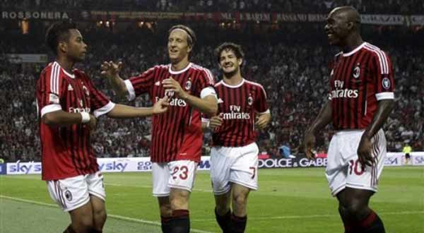 لاعبي ميلان يحتفلون بأحد الاهداف مرتديين قميص الموسم الجديد