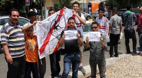 صورة ارشيفية لمظاهرة سابقة لجماهير الزمالك امام اتحاد الكرة