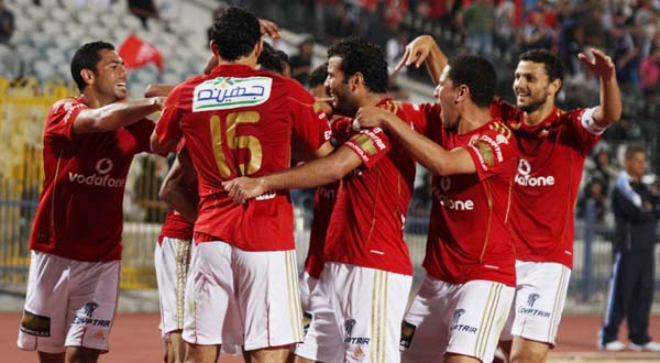 لاعبو الاهلي يحتفلون بهدف بركات
