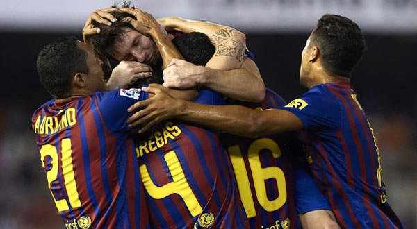 برشلونة يحتفل باحدى اهدافه في مباراة اتليتكو