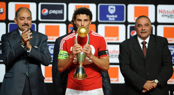 حسام غالي يحمل كأس البطولة وبجواره العامري فاروق وزير الرياضة وهشام سعيد رئيس البعثة