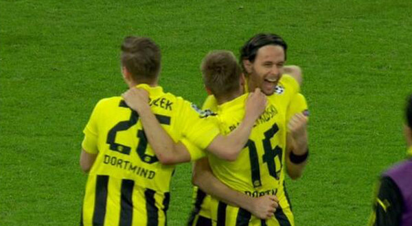 صورة للاعبي دورتموند بقميص الموسم الحالي